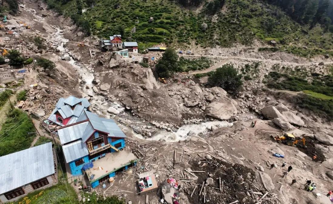 चमोली में बारिश बनी आफत: किमाणा गांव में पहाड़ी से भारी भूस्खलन, घरों में घुसा मलबा; 20 परिवार प्रभावित, मंदिर भी क्षतिग्रस्त