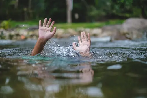 देहरादून में दर्दनाक हादसा: बरसाती नाले में बहने से दो सगी मासूम बहनों की मौत, छोटी को बचाने गई बड़ी बहन भी नहीं लौटी