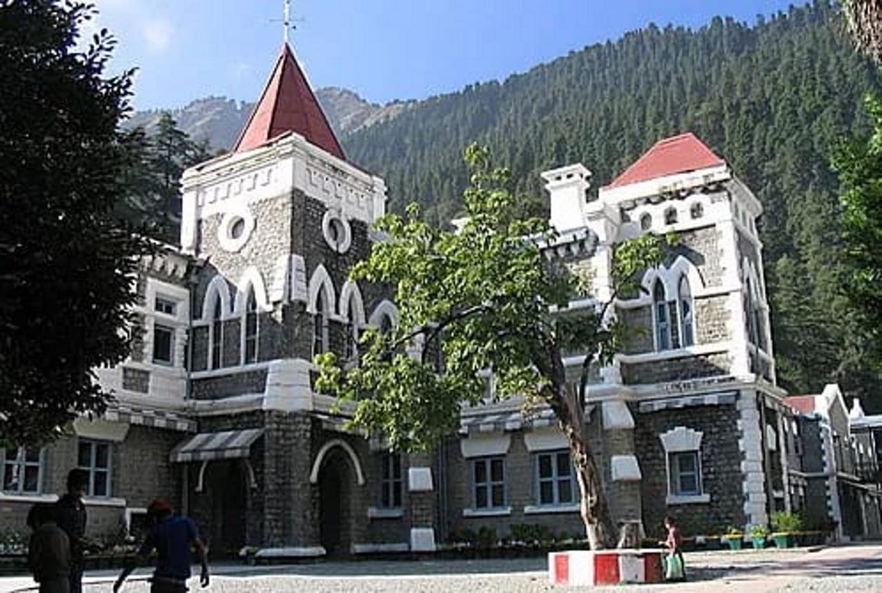 हाईकोर्ट सख्त: डॉक्टरों के तबादलों पर उत्तराखंड सरकार से एक सप्ताह में मांगी रिपोर्ट