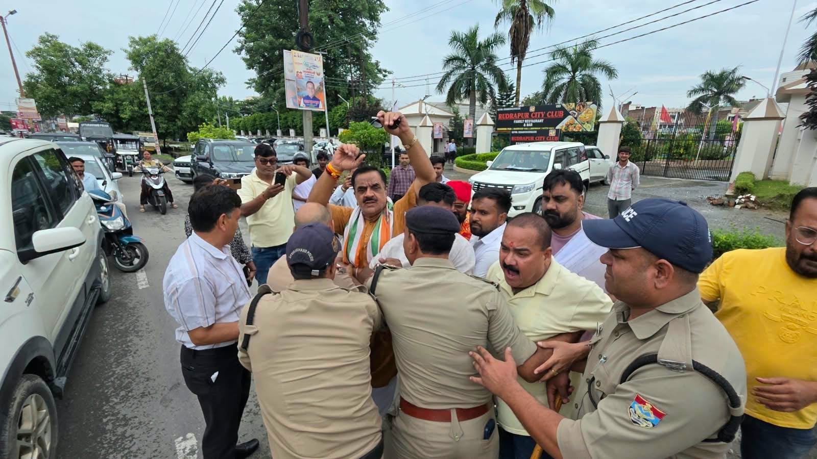 रुद्रपुर जिला अस्पताल में डॉक्टरों की कमी पर CM को ज्ञापन देने जा रहे पूर्व विधायक राजकुमार ठुकराल हिरासत में, बाद में रिहा