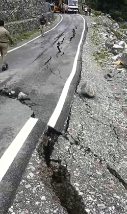 चमोली में भारी बारिश से हाहाकार: बदरीनाथ हाईवे कई जगह बंद, 1000 से अधिक चारधाम यात्री फंसे; BRO और प्रशासन युद्धस्तर पर राहत कार्य में जुटे