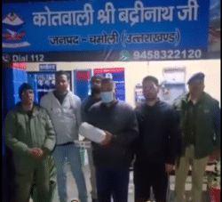 बदरीनाथ धाम महा-दान घोटाला (Badrinath Temple Donation Scam) — CCTV फुटेज से खुली पोल, SIT ने की तीसरी गिरफ्तारी; मंदिर में ‘पॉकेटलेस’ ड्रेस कोड (Pocketless Dress Code) लागू