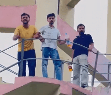 देहरादून: हर्रावाला आयुर्वेद यूनिवर्सिटी में टंकी पर चढ़े BAMS छात्र, स्टाइपेंड और रिजल्ट को लेकर हंगामा, SDRF तैनात