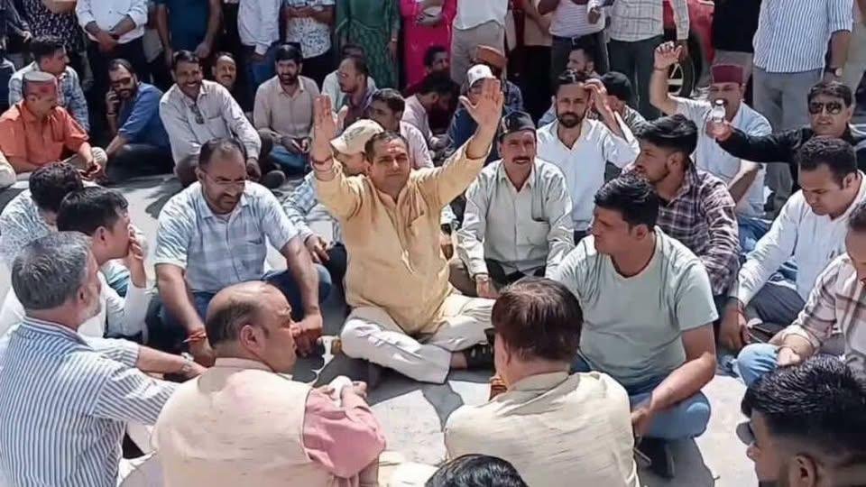 अपने ही कार्यकर्ताओं के निशाने पर खजान दास, आवास के बाहर प्रदर्शन