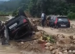 देहरादून के प्रेमनगर में खूनी बरसाती नाला: कंडोली पुल पर 2 KM तक बही क्रेटा, 2 की मौत, SDRF ने एक युवती को मौत के मुंह से खींचा