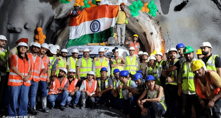 ऋषिकेश-कर्णप्रयाग रेल परियोजना में 41वां टनल ब्रेकथ्रू, 10.847 किमी लंबी एस्केप टनल-1 आर-पार
