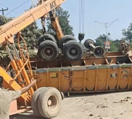 मोहब्बेवाला में 16 टायरा ट्रक पलटा, एक की मौत; दो गंभीर घायल
