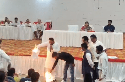 हरिद्वार नगर निगम Board Meeting में हंगामा, पुराने प्रस्तावों की प्रतियां जलाकर कांग्रेस पार्षदों ने जताया विरोध