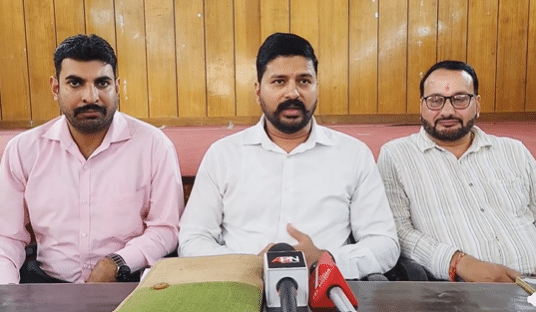 135 दिन से धरने पर लैब टेक्नोलॉजिस्ट, सरकार को 20 दिन का अल्टीमेटम