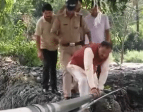 हाइड्रोलिक पुल से नदी पार करते दिखे डोईवाला विधायक, VIDEO वायरल